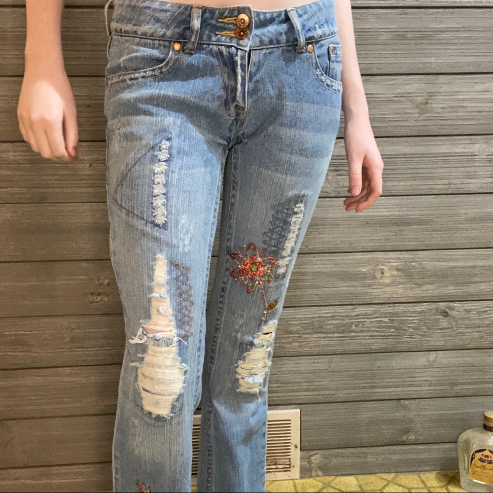 Squeeze Jeans | Flower embroidered | Flared | Rips